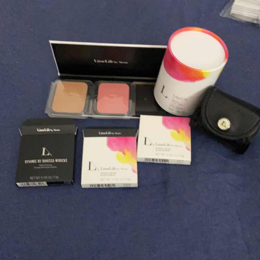 New bronzer and 2 shades of blush with case and makeup sponge